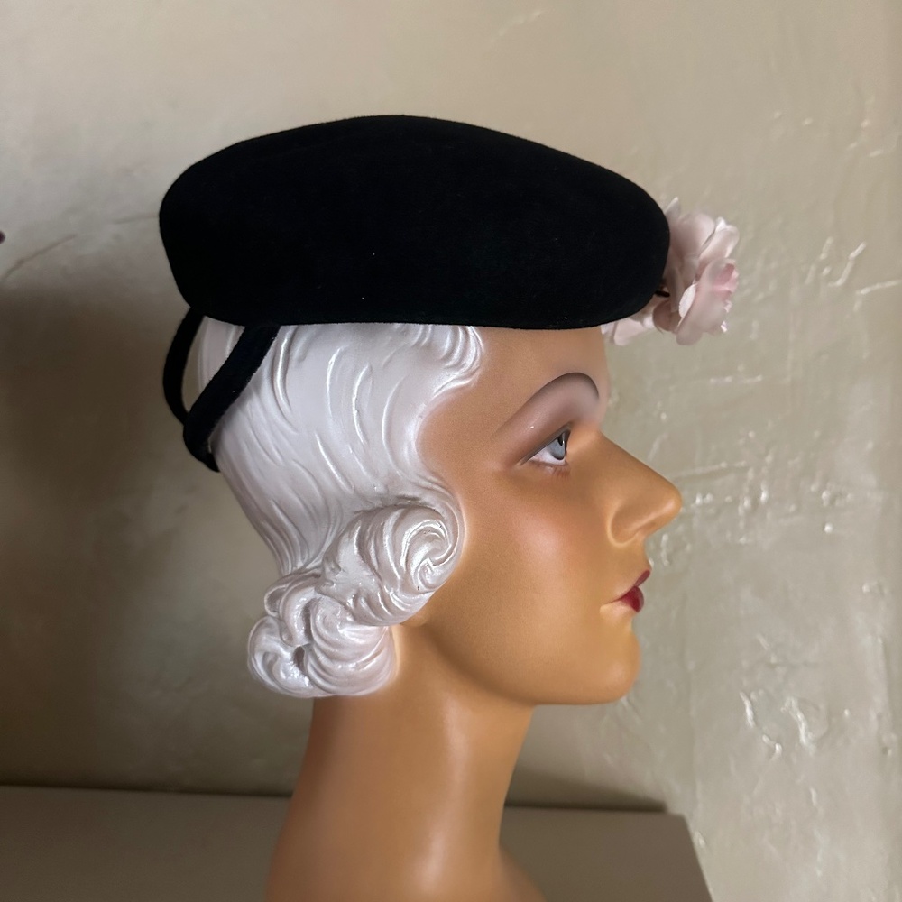 IMPRESSIVE 1930s' BLACK FELT TILT HAT WITH PINK FABRIC FLOWERS/LEAVES - Picture 6 of 10